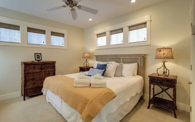Cute Little Cottage! Perfect Getaway! 2 Pools! Sleeps 4!