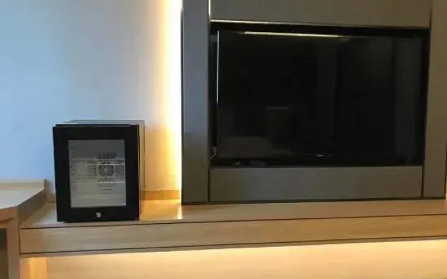 H Hotels (Xingyi Jichang Avenue)