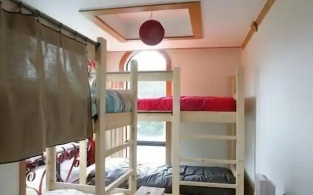 Moncher Guesthouse - Hostel