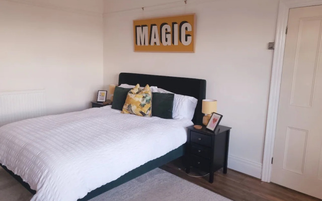 Remarkable 4-bed House in Sheffield