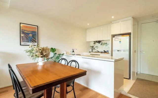 Charming 1BR in Fitzroy w/ Parking, Pool, + Gym!