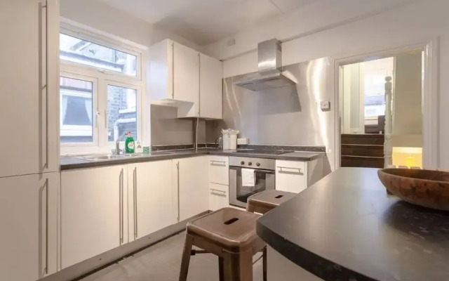 Cozy Charming 3 Bedroom House in Hammersmith