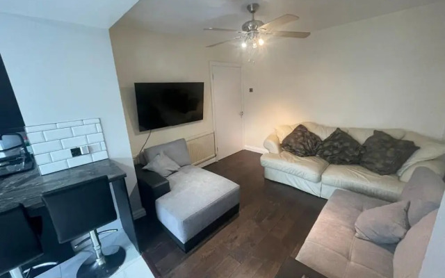 Inviting Apartment in Hayes With Garden & Parking