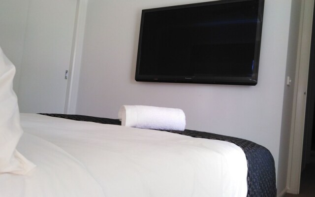 Lakeside Retreat & Business