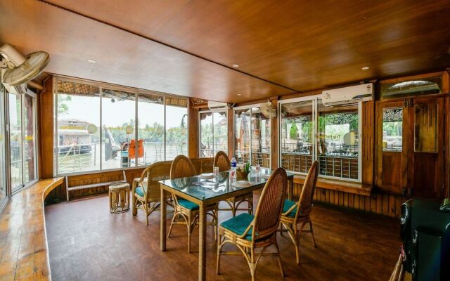 OYO 13589 HouseBoat My Trip Deluxe 4 BHK Private