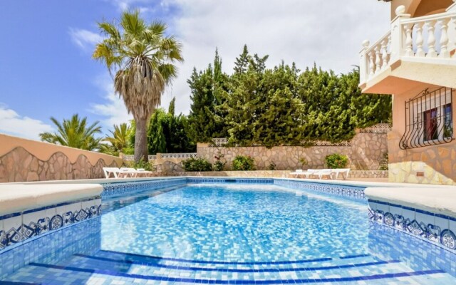 Villa - 6 Bedrooms with Pool - 105026