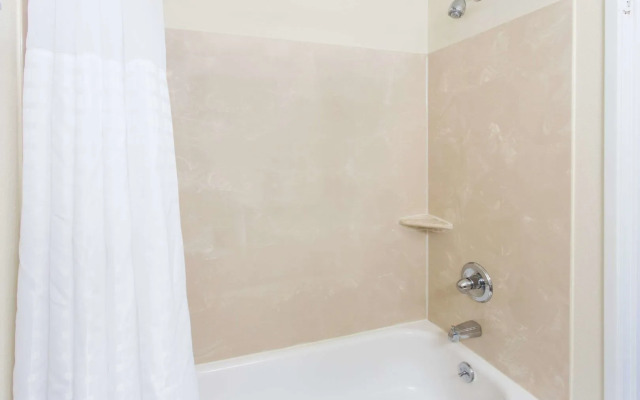 Clarion Pointe Mattoon near University