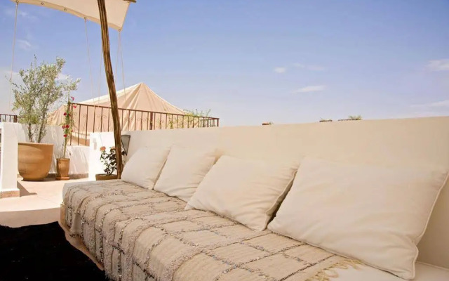 Riad Le J