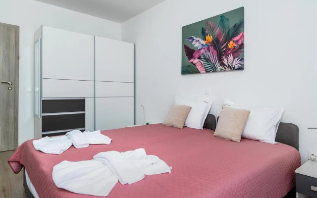 Cozy and Functional Business One-Bedroom Apartment