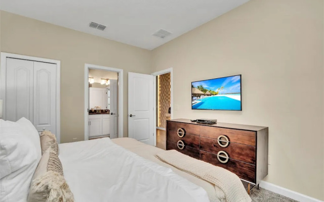 Champions Gate 9 Bedroom Villa with Pool & Spa