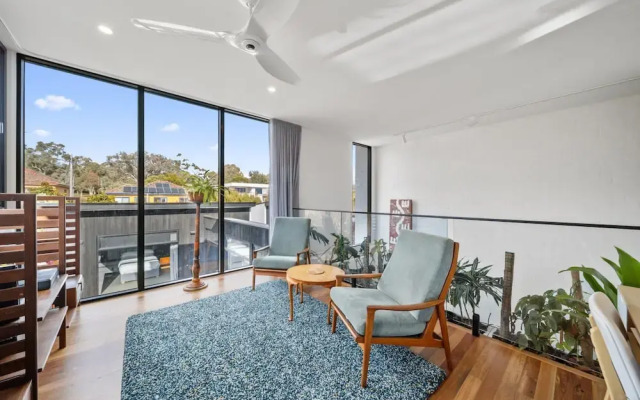 Luxurious 2-bed: Pool, Lift, Dining