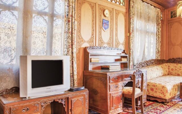 GuestHouser 1 BR Houseboat 126f