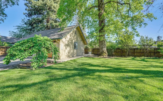 Welcoming Grants Pass Retreat - Walk to Park!