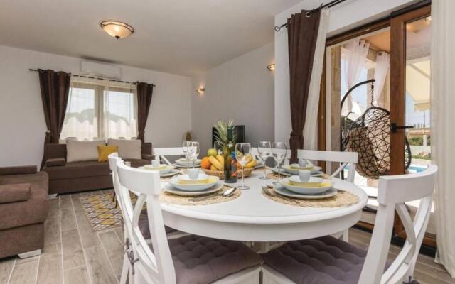 Lux stone house with pool, jacuzzi, sauna near beach