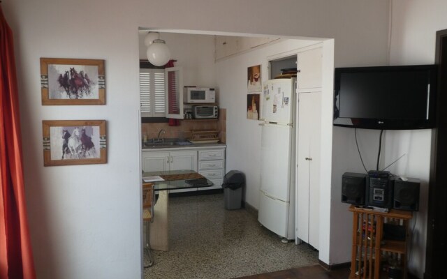 Departamento-casa muy amplio y céntrico.