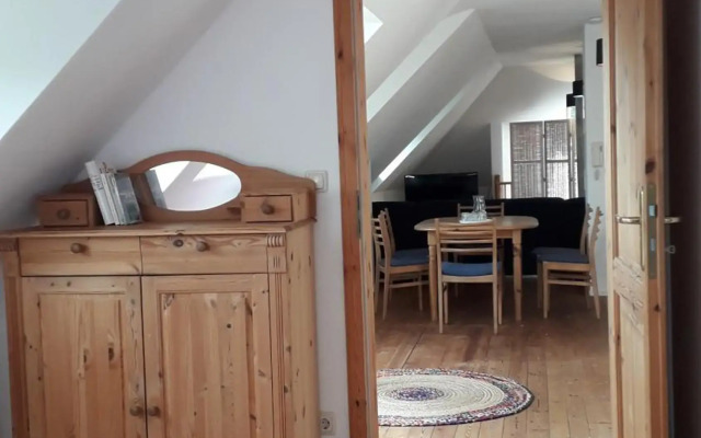 Zentrumsnahe Dachwohnung in grüner Oase