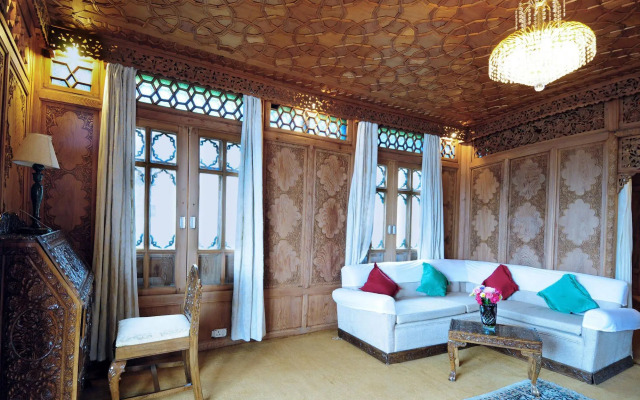 Wangnoo Houseboats