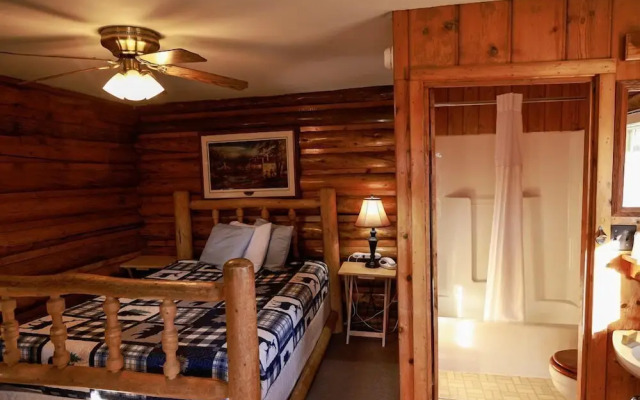 Twin Pines Lodge & Cabins