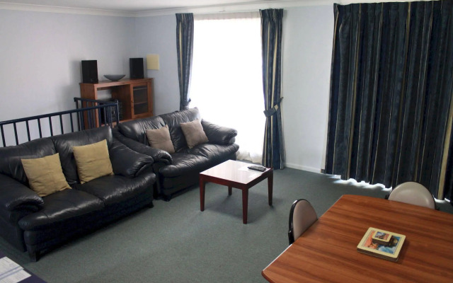 Mid City Motor Inn