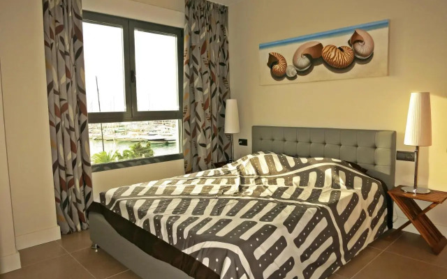 Luxe vakantieappartement aan de jachthaven van Altea met frontaal zeezicht