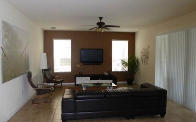 New! Spacious w Resort Pool 12 min from Disney