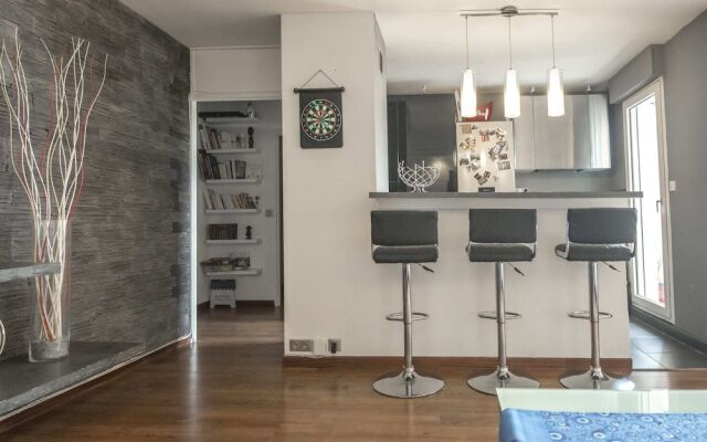 Superb Apartment With Balcony Near la Defense