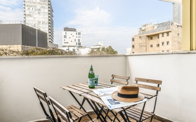 Beachside Charm on Ben Yehuda 2BR Apt