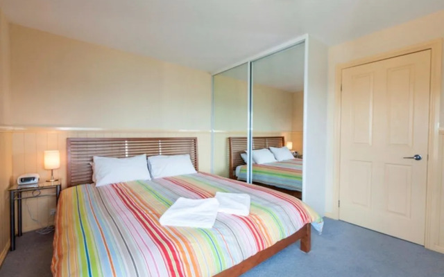 Torino 3 - Lake Jindabyne & Snowy Mountain Views