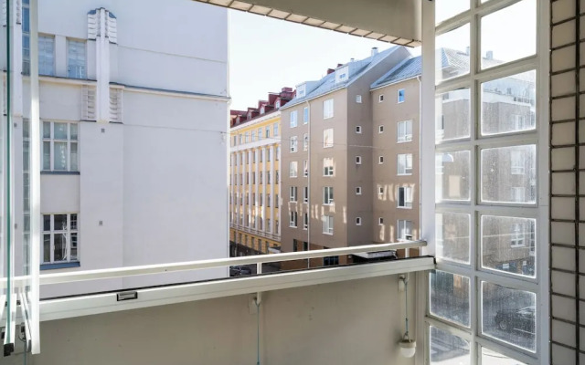 Modern 1BR Apartment with Balcony