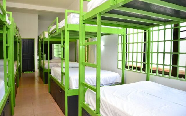 Mad Monkey Phnom Penh - Hostel