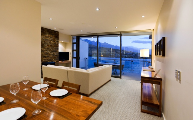 The Rees Hotel, Luxury Apartments & Lakeside Residences