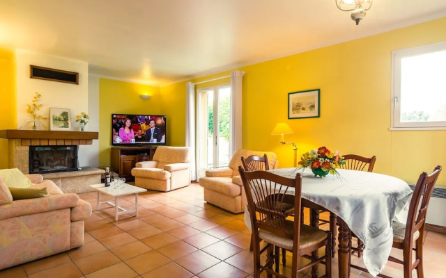 Cozy Holiday Home in Noves with Swimming Pool