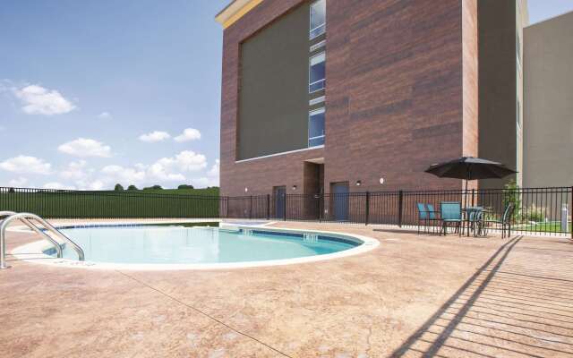 La Quinta Inn & Suites by Wyndham Tulsa Broken Arrow