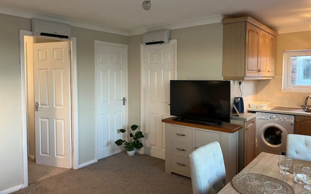 Beach Chalet - 2 Bedrooms - 4 Guests - Parking