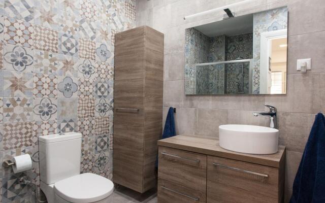 Lovely 2 Bedroom apt in Metaxourgio Center