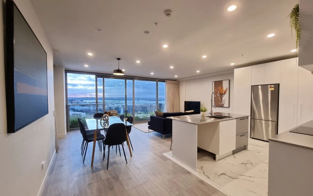 Luxe Apt w Harbour-Sunset Views -Parking
