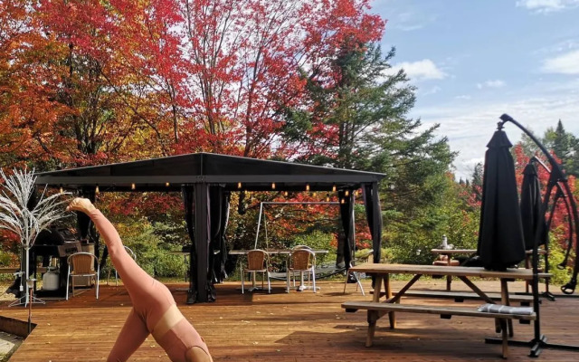 Oberge Inn  Riverside guest room in Val-David village with free parking