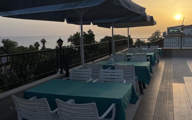 Beachway Hotel Side