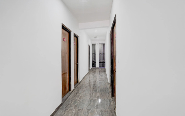 OYO Flagship 80479 A Hotel Royal FNG