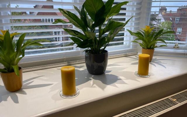 Regal Retreat Modern 2 bed apartment 400m from sea