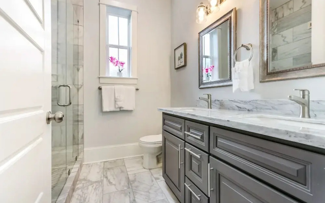Spacious 5 BR Retreat with Pool - Near It All