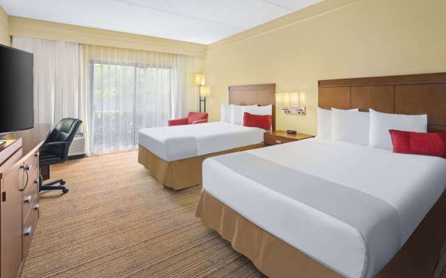 Super 8 by Wyndham Dallas Love Field Airport