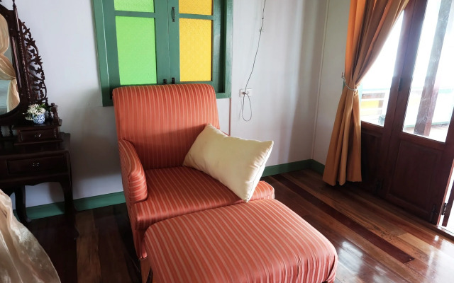 Baanrak Amphawa Homestay