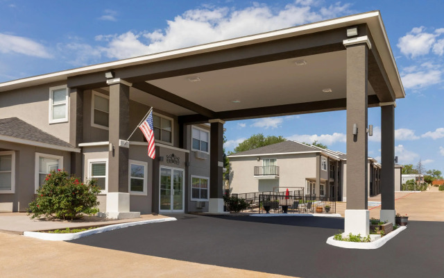 Days Inn by Wyndham Suites Fredericksburg