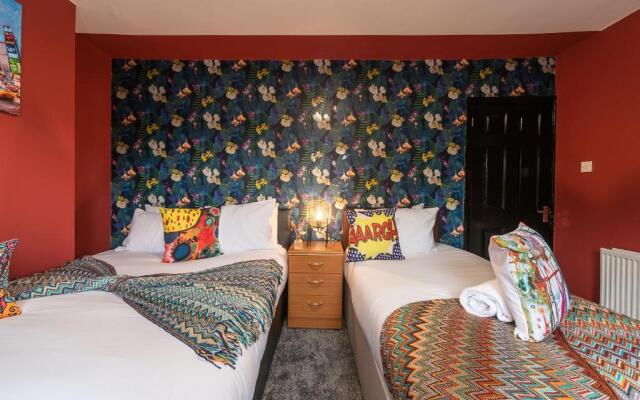 J's FrEsH Newly RefurB 2 Bedroom Garden Parking