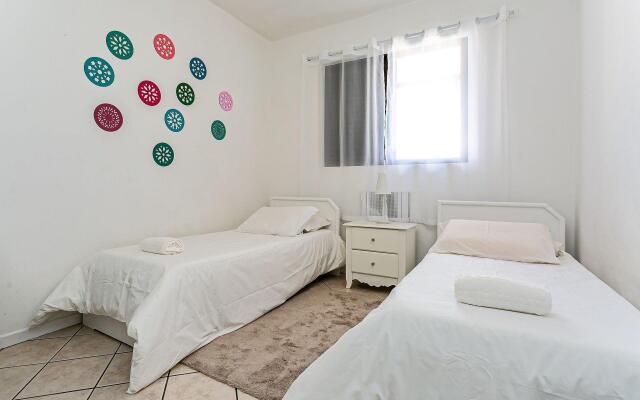 Apto com sacada e churrasq 260m Praia Brava COI302