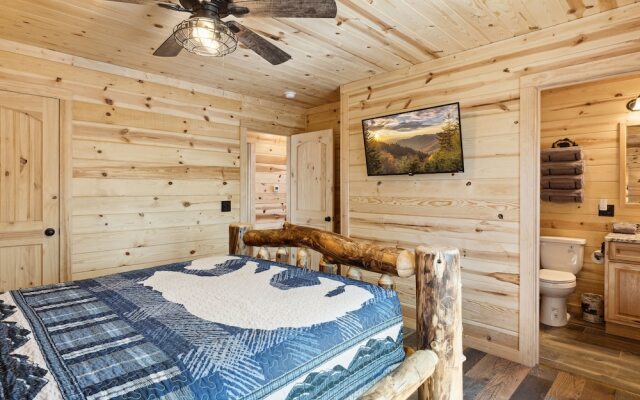 Mystic Cabin 3 Bedroom Cabin by RedAwning