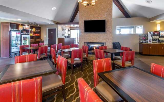 Comfort Inn & Suites Erie - Splash Harbor Indoor Waterpark