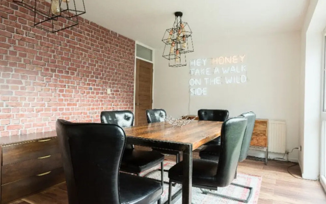 The Century Chalet - Contemporary 2bdr with Parking