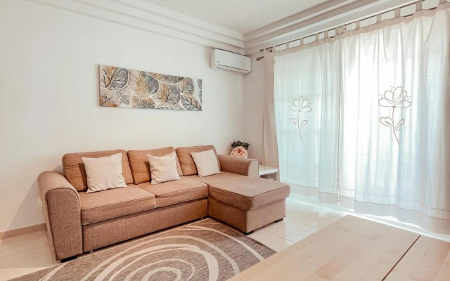 Orland, center of Las Americas LA205